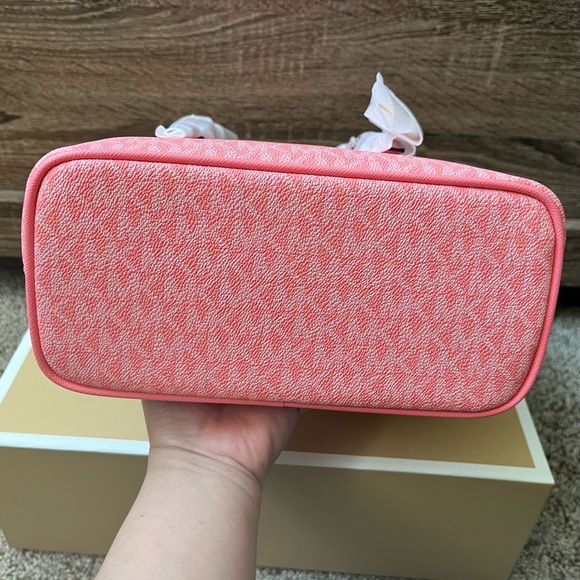 ❌SOLD❌ NWT Michael Kors Jet Set Travel Bag - Picture 8 of 8